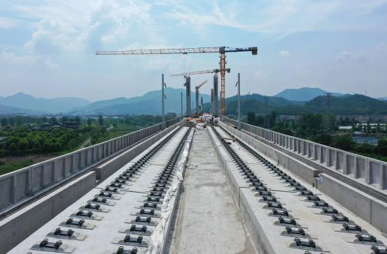 国家发改委肖渭明: 明年要放宽服务消费限制, 扩大有效投资