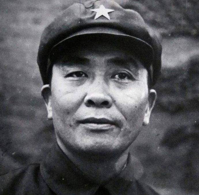 在解放战争时期，谭政是第四野战军政治部主任，也是林彪的重要助手，但是，谭政后来却
