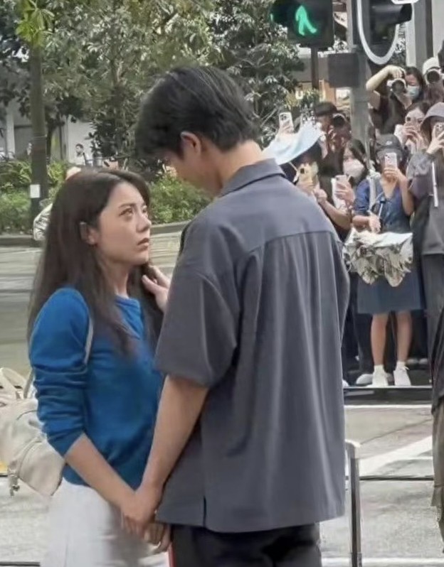张凌赫和赵今麦拍吻戏现场被路人围观，两人全程专注对戏毫不尴尬，果然专业演员的信念
