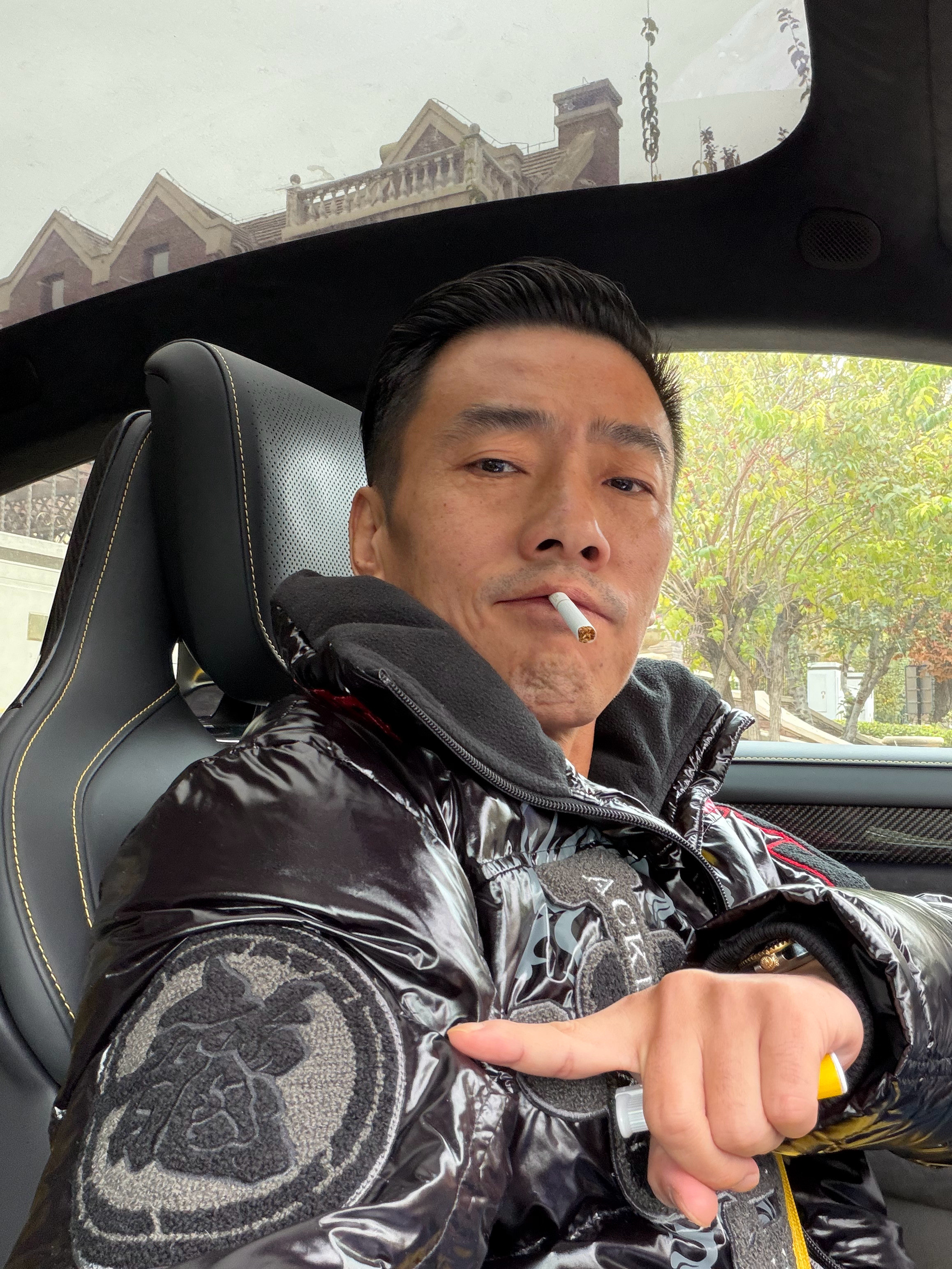 小李飞车穿上大哥的羽绒服，太狂了[大笑]​​​