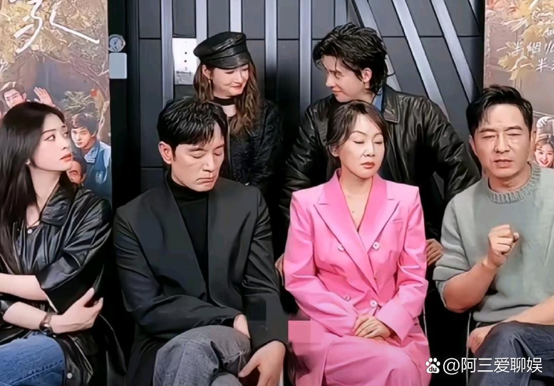 蒋欣真漂亮，一眼就能看到她。