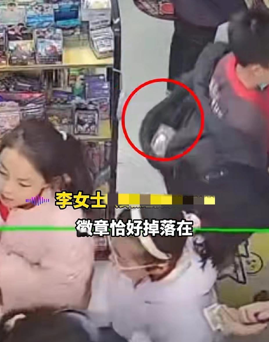 11月24日，河南郑州一男孩在文具店，货架物品“精准投送”进男孩帽子，老板娘看监