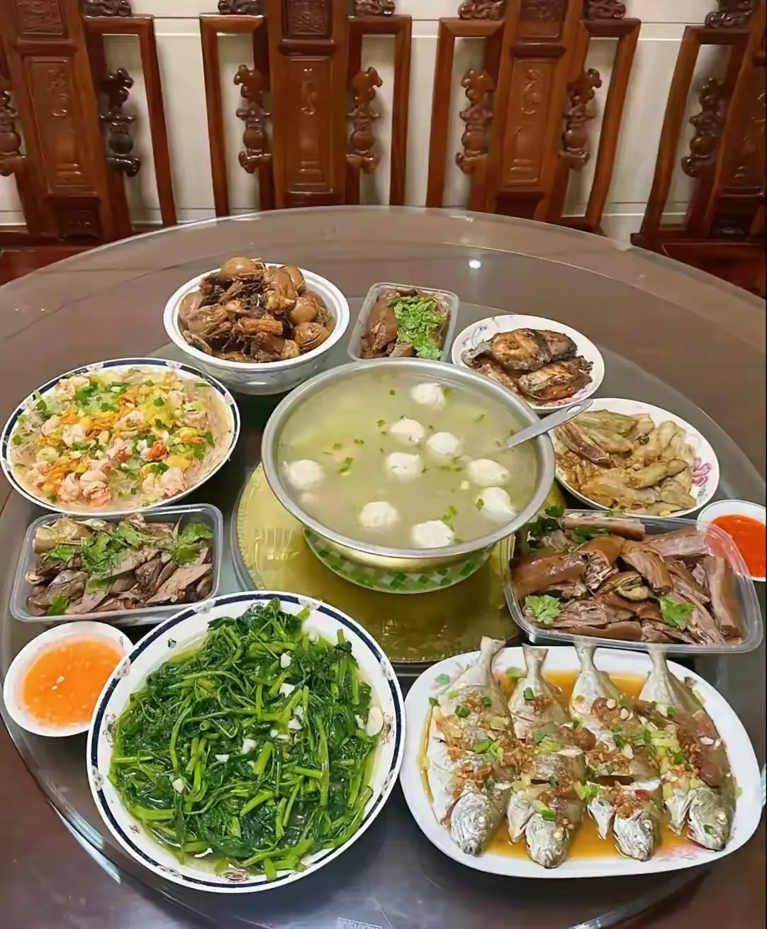 这桌菜真丰盛，有鱼有肉