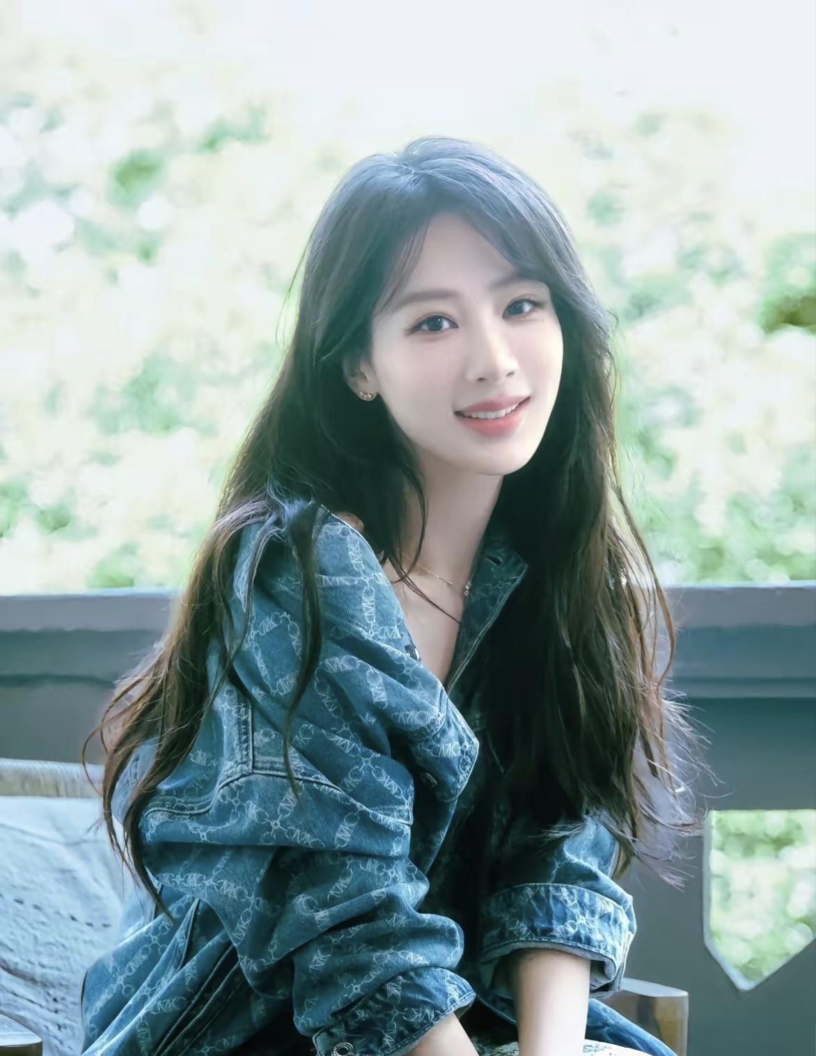 杨紫正在完成一项顶级操作：让自己从活动名单上“消失”。顶级流量最贵的筹码不是曝