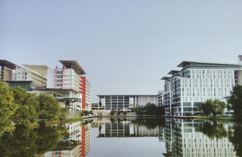 普通家庭的孩子，这个选择确实难。我给您三个判断标准。先看师范的真实出路湖北每