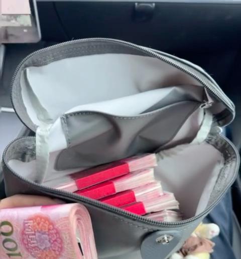 吓死了！第一次见男朋友，婆婆送我一个包，里面全是钱……我有点傻了，说：我不是为