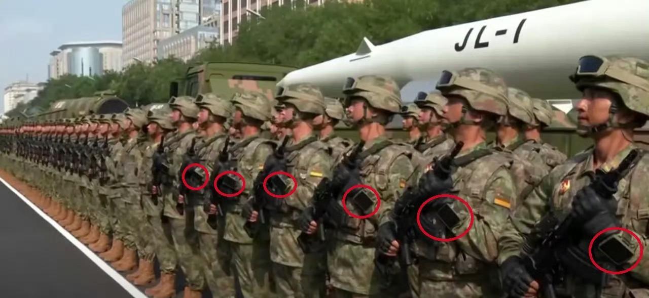 俄罗斯网友观看中国93阅兵，坦克、导弹、战机的出场本应成为全场最吸睛的焦点。然