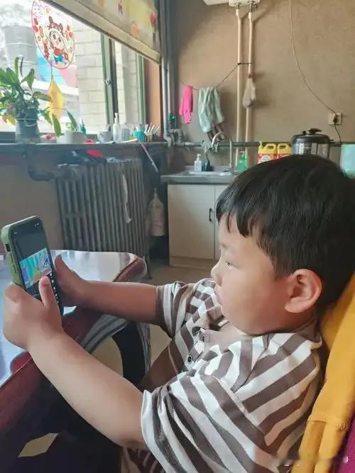 孩子以学习为由玩手机家长该怎么办孩子专注玩手机是有多方原因造成的，一是孩子的自控