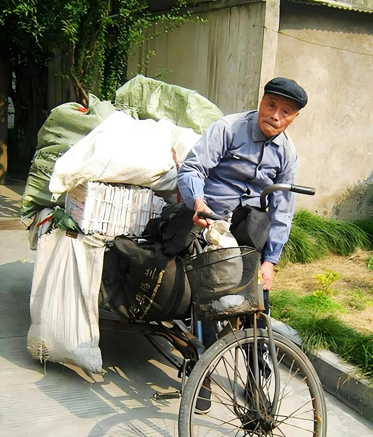 这位曾在杭州街头蹬三轮的老人名叫吴其轺，曾是抗战“飞虎队”中的王牌飞行员，执行过