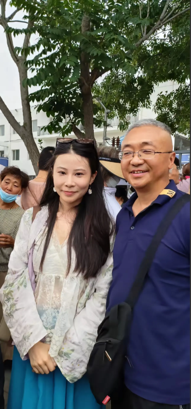 26日会场外感人的一幕幕！现在庭内在交锋，庭外主播们在相认。好多人与主播
