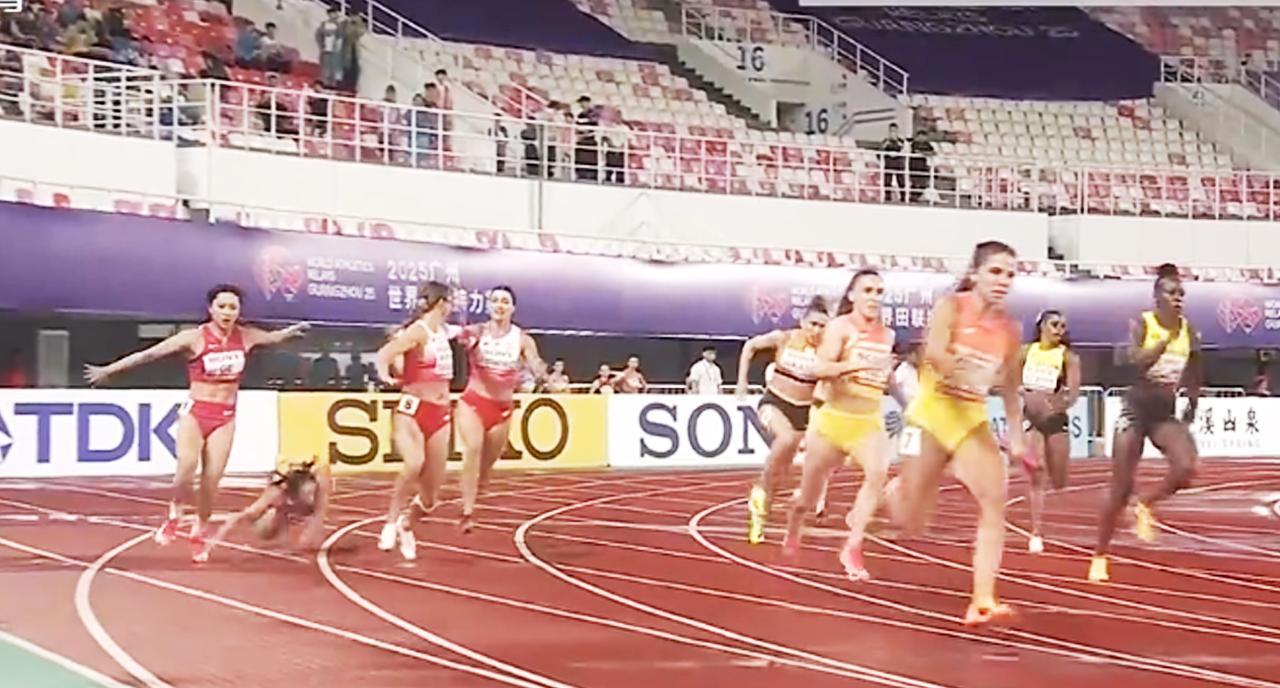 2025广州田径世界接力赛，女子4X100米接力第二小组预赛中，形势一片大好的中