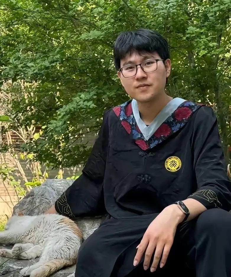 536分捡漏上北大的赵思岩已经从北大研究生毕业了，回顾这七年，他最感谢的应该是河