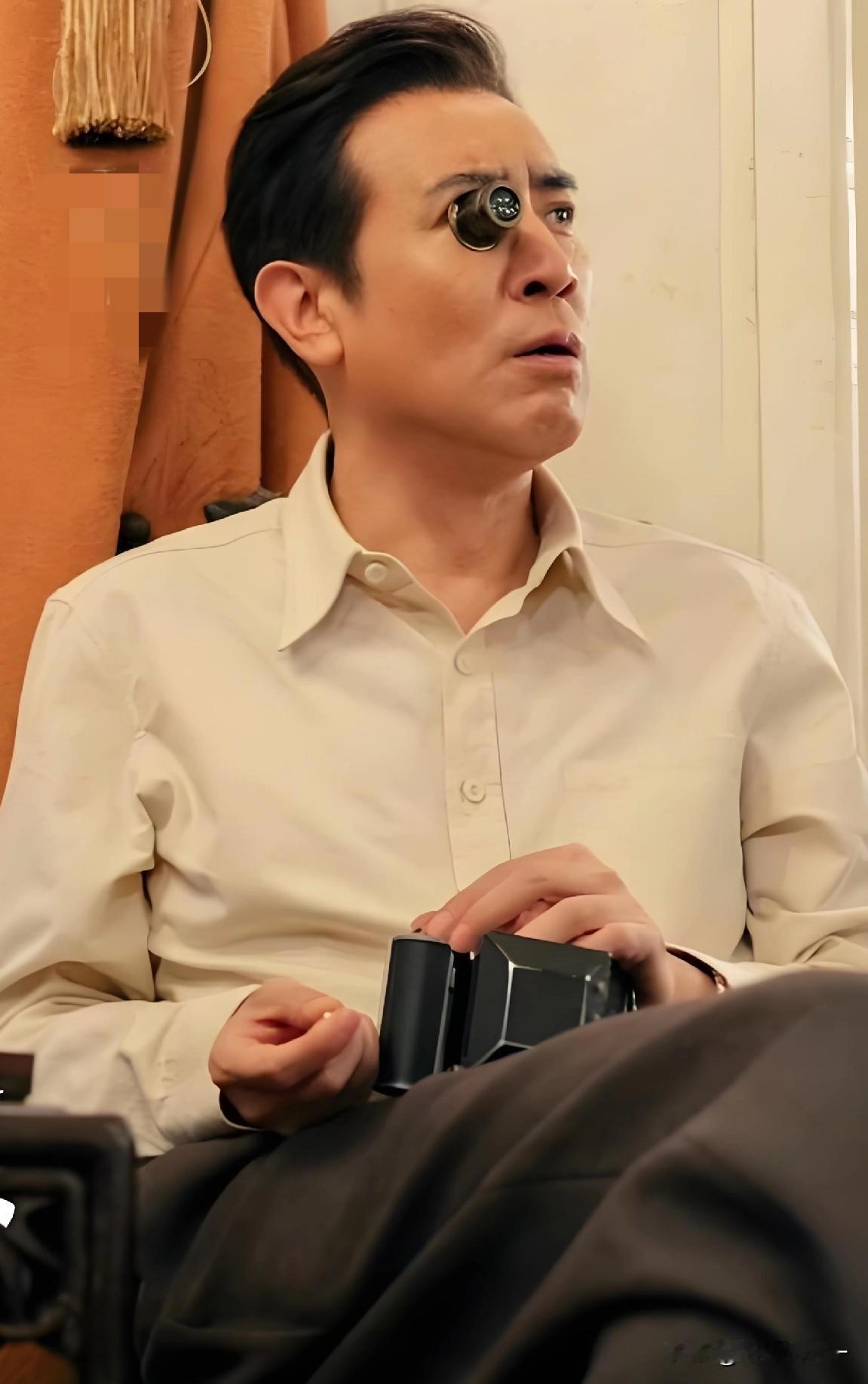 《八千里路云和月》新剧情，才发现田家泰除了玩相机很时髦外，还有一个习惯放在现在那