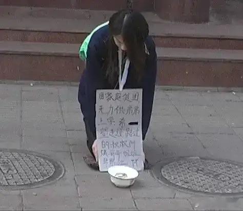 我的天啊呀！信息量有点大[捂脸哭]1月16日，一媒体报道，一位离异的男乞丐在青海西