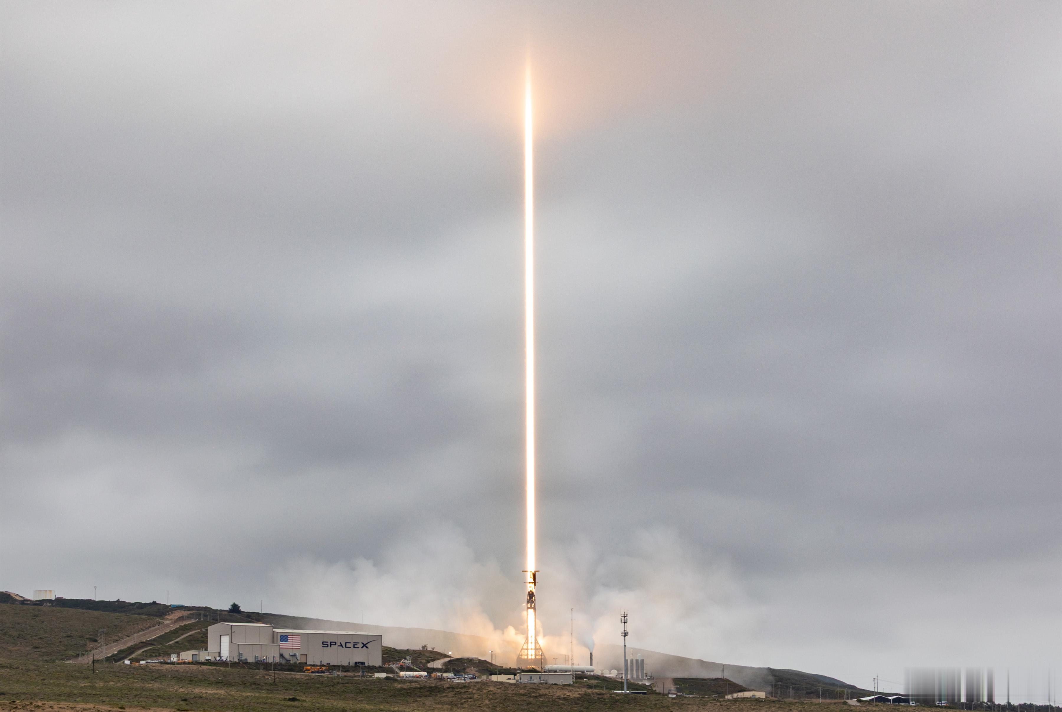 北京时间2026年6月22日0时39分，SpaceX从范登堡太空军基地SLC-4