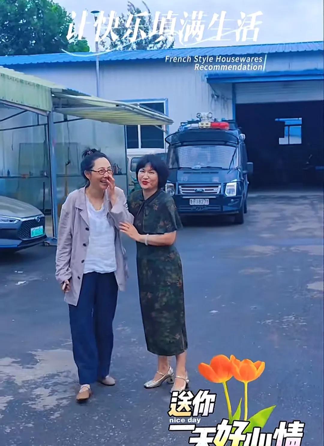 白百何回山东老家探亲，与家人团聚。瞧，她站在汽修店里跟家人合影呢。她身着皱褶短