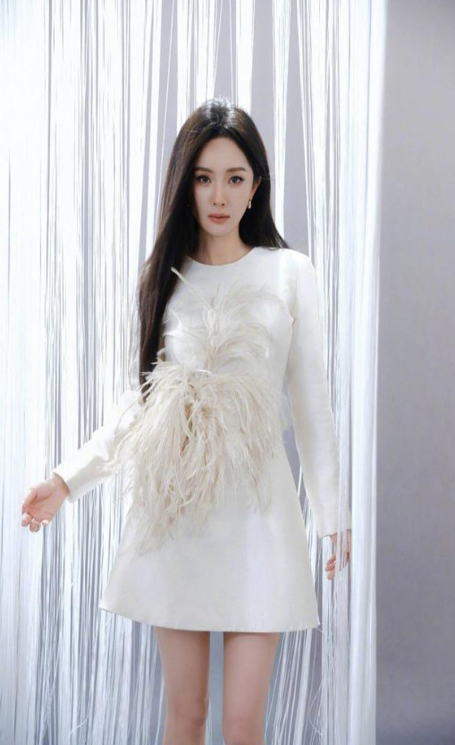 杨幂穿白色羽毛短裙清纯动人长发飘逸灵动美貌养眼搜狐娱乐讯16日，杨幂工作室