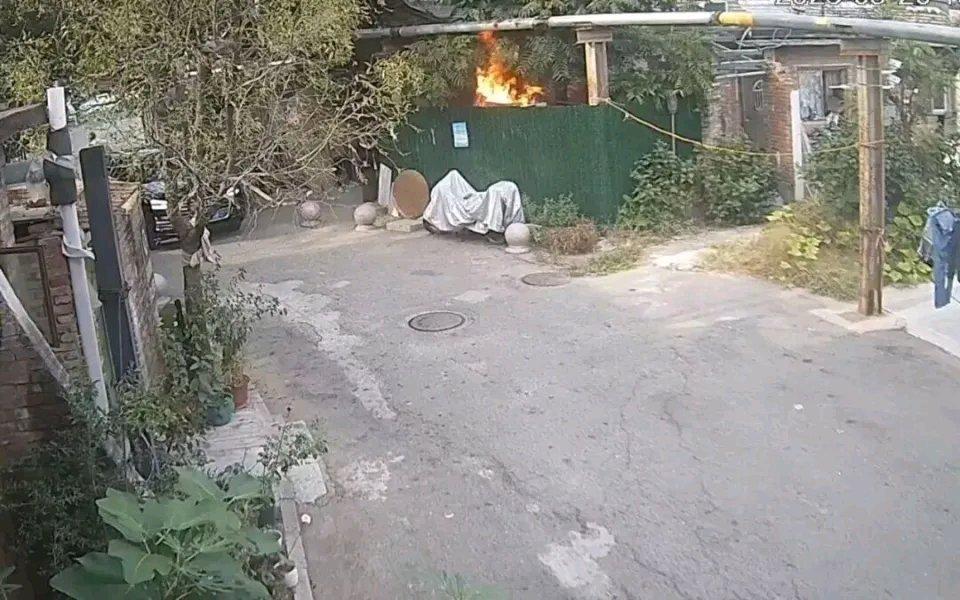 最近海淀区发生了一件奇葩事儿。一男子因为和邻居有摩擦，竟干出故意扔烟头引燃邻居杂