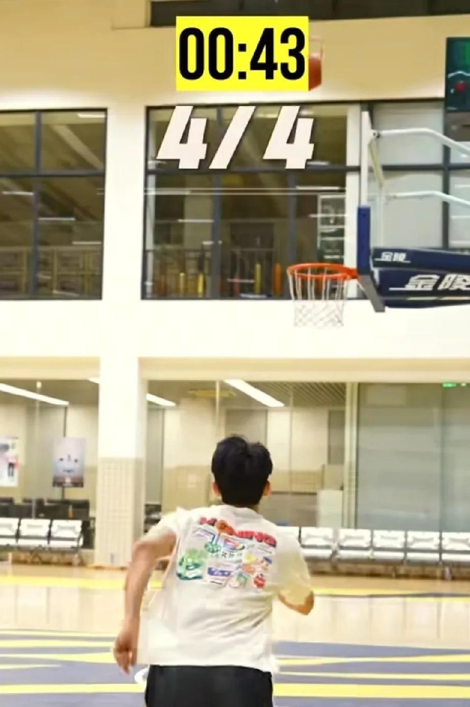 徐杰1分钟自投自抢15中14什么水平！近日，徐杰在训练中给大家展现了一名后卫的