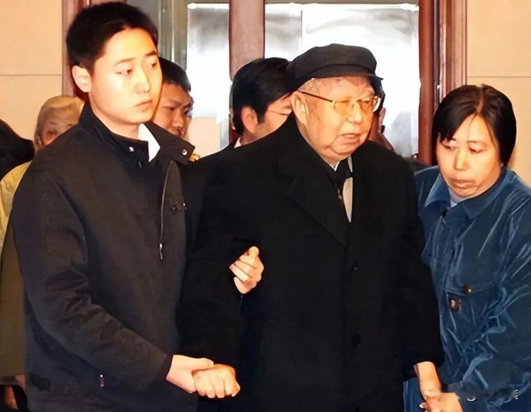 华国锋最后一次去毛主席纪念堂，喊了句什么话？在场之人无不落泪京西皇城根南街