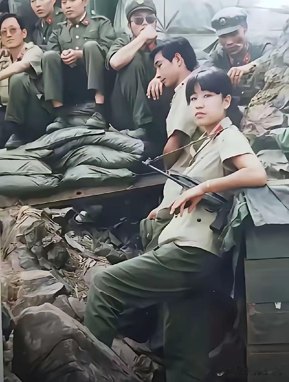 结合老山战役中女兵参战的真实历史背景，我将以纪实视角补充这位女兵的可能身份与战场