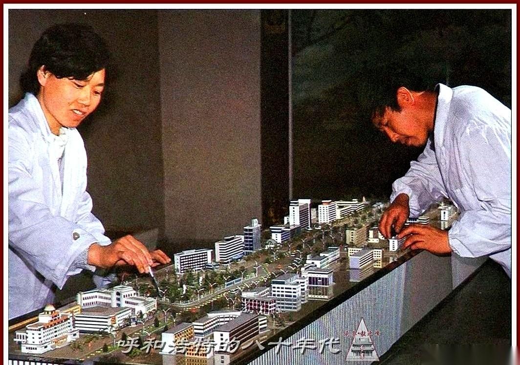今晚刷到一张老照片，直接给我干懵了。八十年代，俩师傅，趴在一个巨大无比的城市模