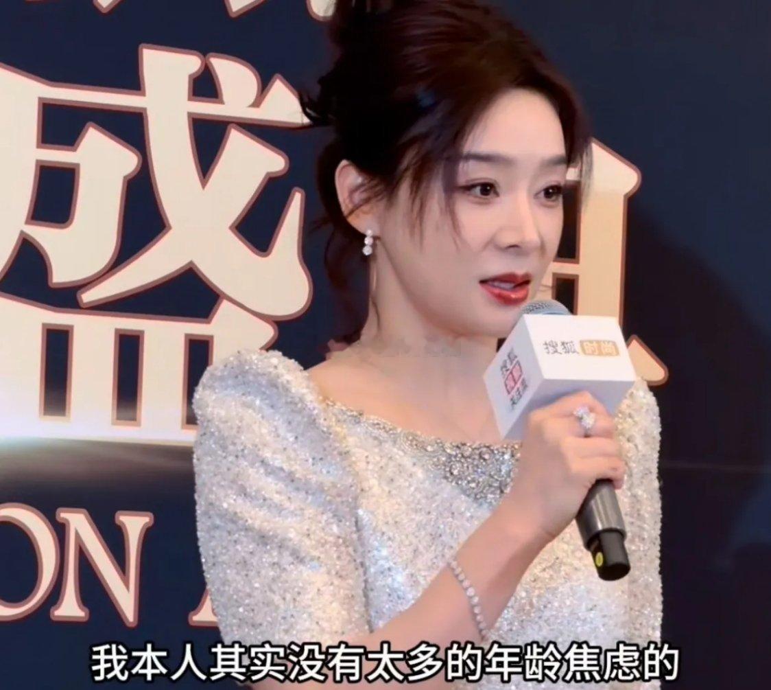 袁姗姗久违露面参加活动，被问催婚催生。39岁的她坦言，婚姻不急，就想享受一个人的