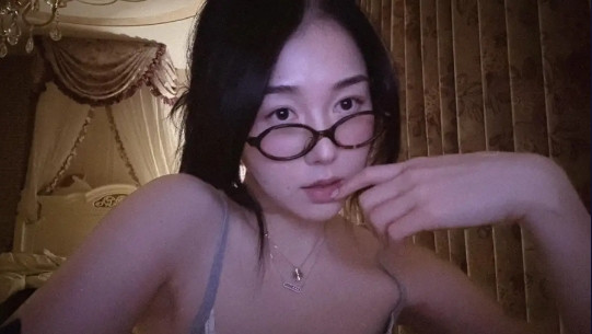 同事凌晨两点发的朋友圈，一分钟就秒删了，没想到被我看到了，这是在暗示什么？