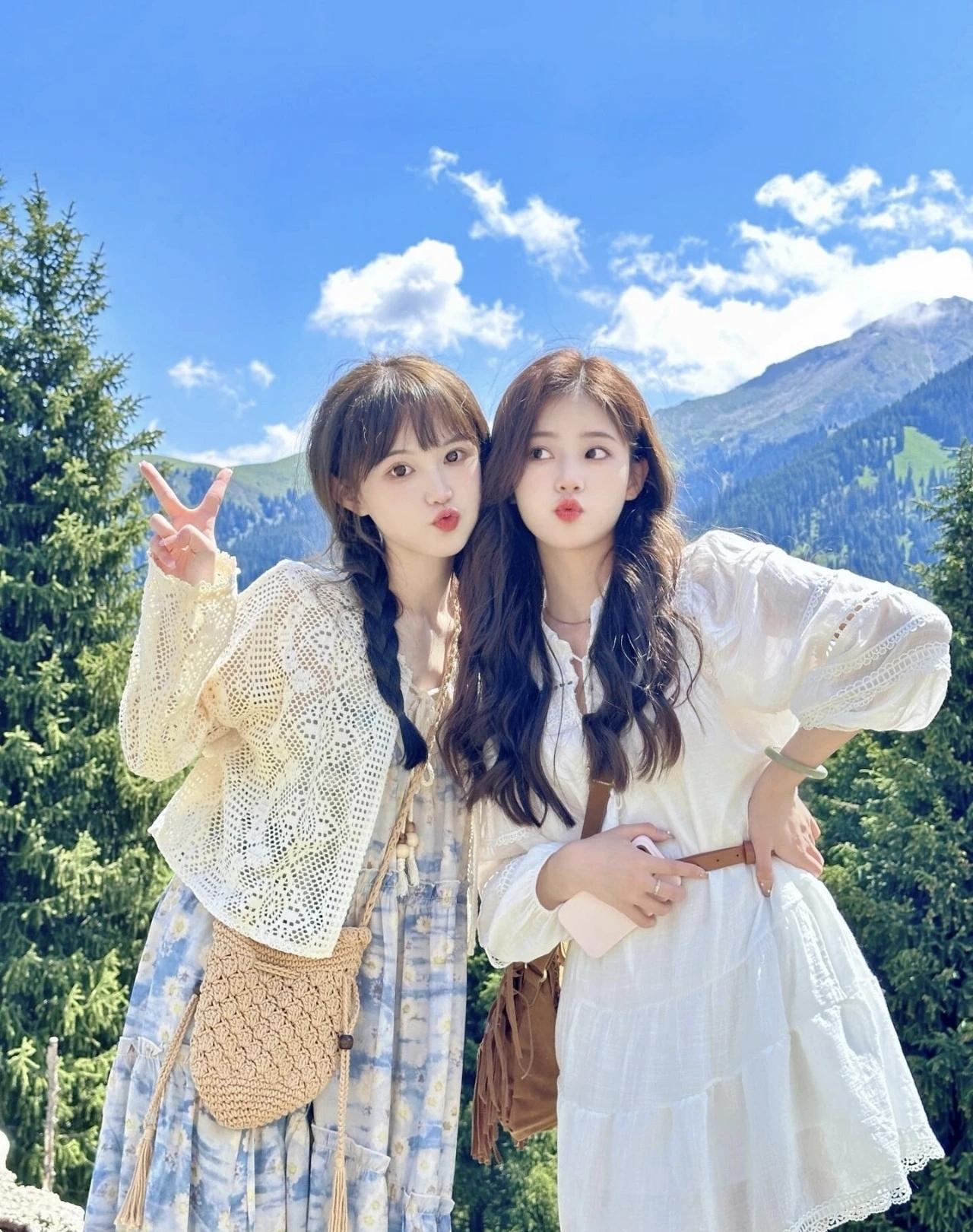 阳光下的姐妹情，山野间的甜美时光🌞👭