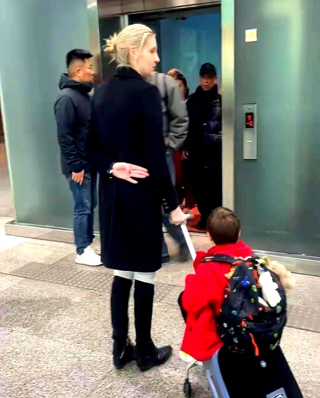 撒贝宁6岁龙凤胎快到他腰！武汉街头被拍，李白素颜比镜头里还白！刚主持完春晚