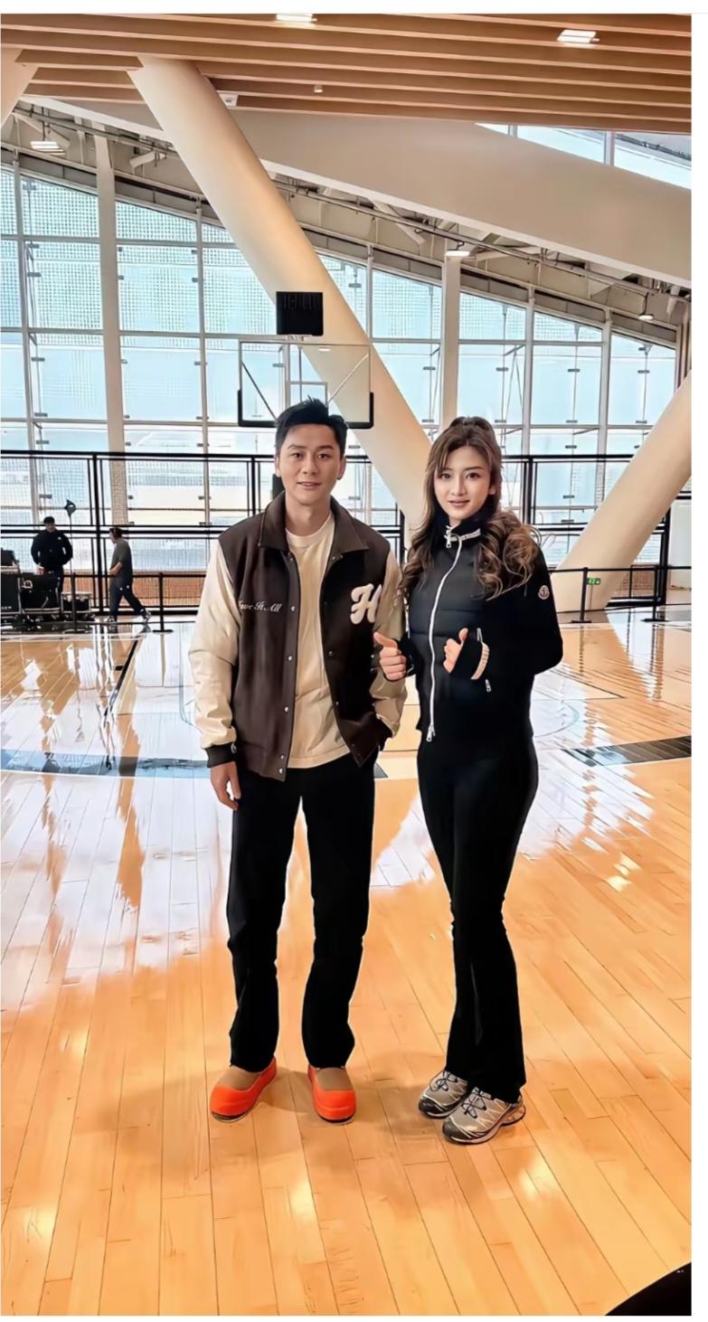 李晨，这面包鞋子一定很舒服吧。