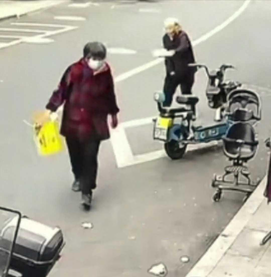 浙江温州街头的一幕，让无数网友怒不可遏：一位先天手部残疾、无法正常说话的老奶奶，