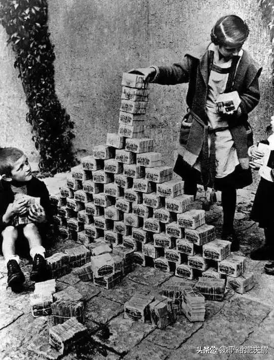 插播一条逆知识+(逆天知识)电影里面50W马克+的面包是假的。是导演怕观众不