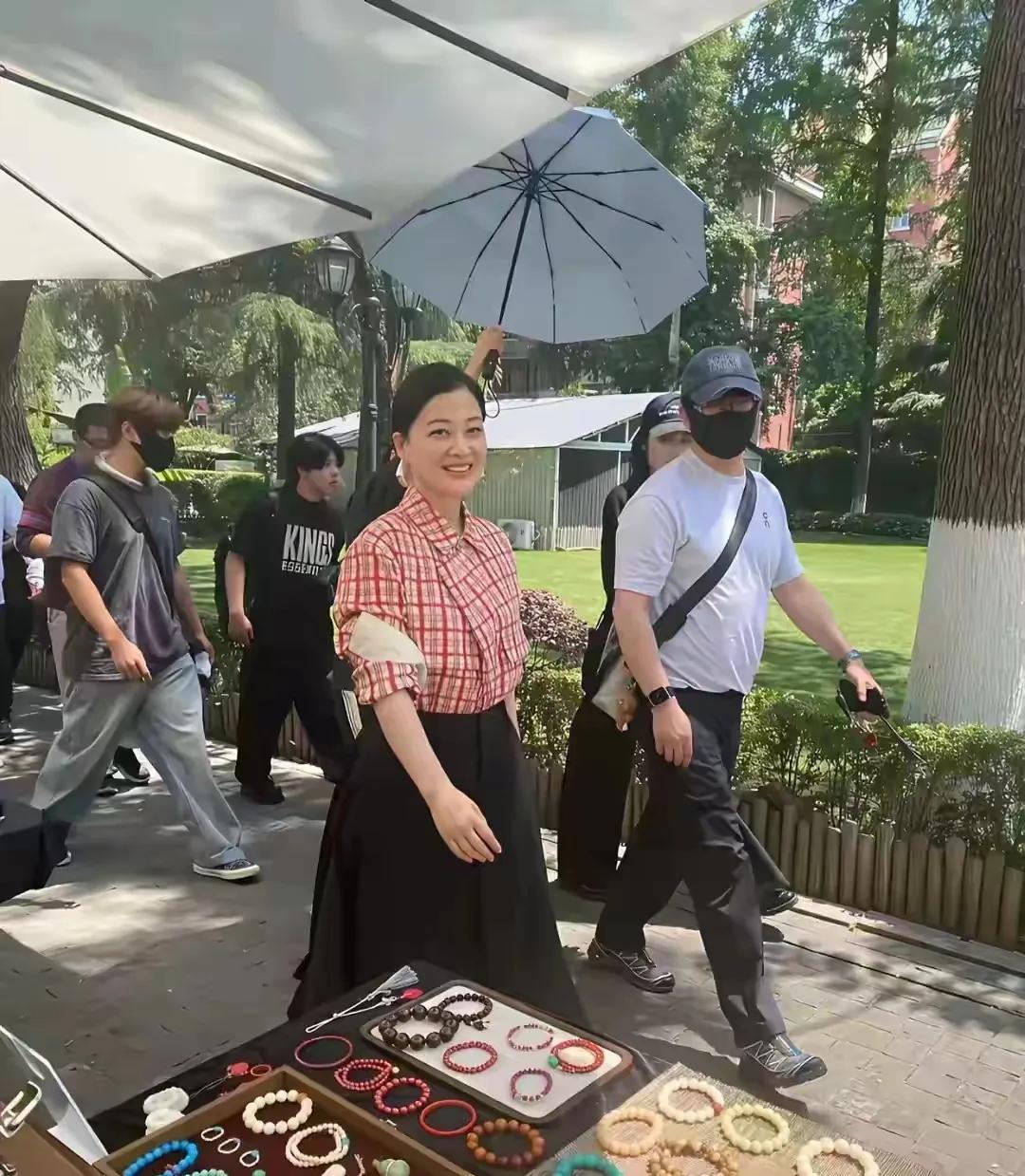 路人偶遇梅婷，气质出众超吸睛哇塞，有路人偶遇梅婷啦！瞧瞧这无滤镜的路人抓拍
