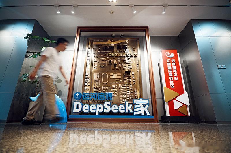 DeepSeek新一轮融资冲到800亿起步，腾讯、宁德时代领投，还把2027年IPO的路铺好了。年化