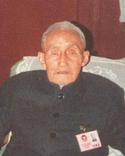 1949年，原79军军长被俘虏后决定自尽，但一想到家中那20岁的美丽妻子，这个身