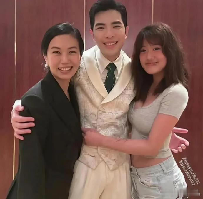 萧敬腾很有分寸感贾静雯女儿一看就很叛逆​​​
