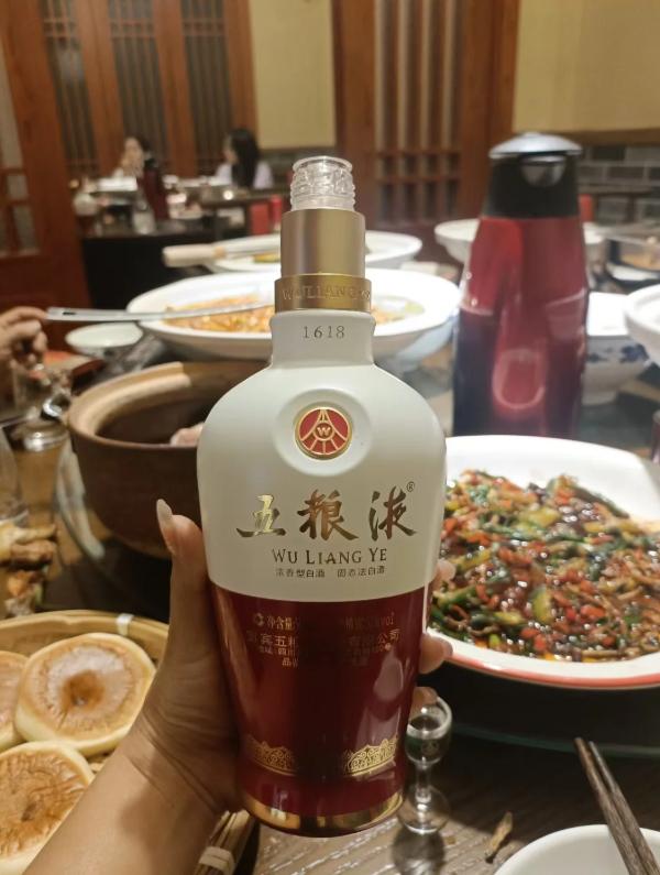 今儿个朋友请客吃饭，席间喝了五粮液1618，咱来仔细唠唠八代和1618的差别，从