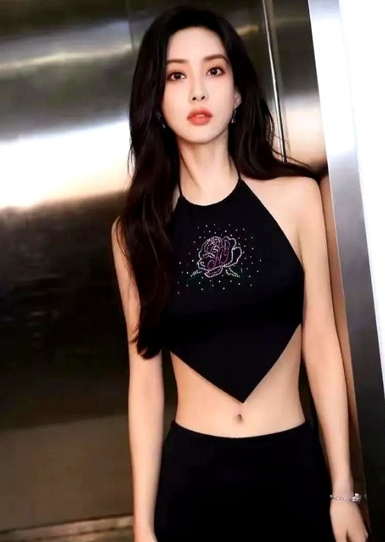 网友说：现在全网最难过的就是孟子义了。原因不是因为她塌房了，也不是跟李昀锐闹