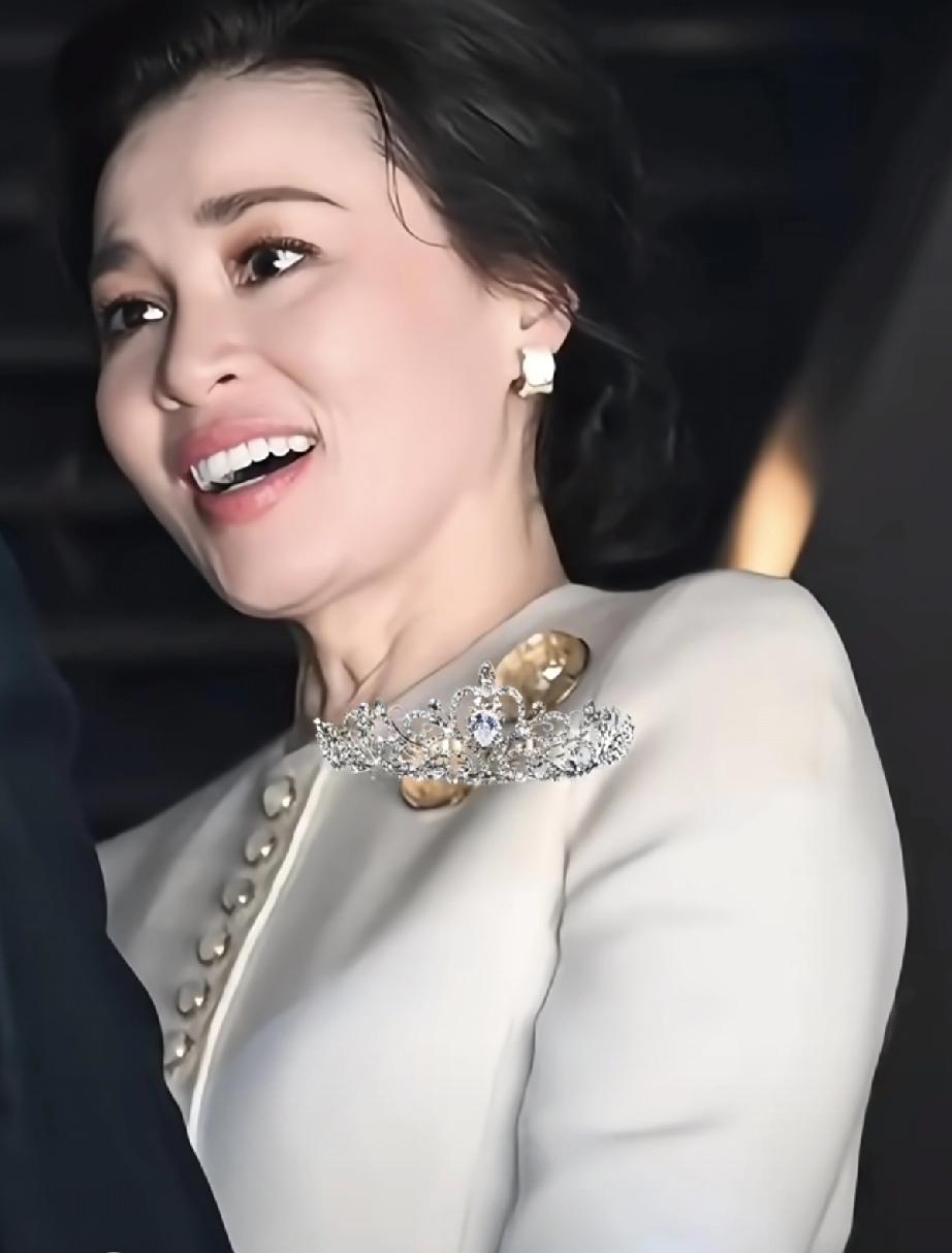 独自放飞的苏提达，没有了泰王在身边时的谨小慎微。她真实的样子灵动如风，好美好飒