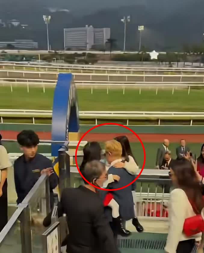 我发现郭富城的臂力是真的强，竟然能同时抱着两个女儿郭富城的两个女儿，一个