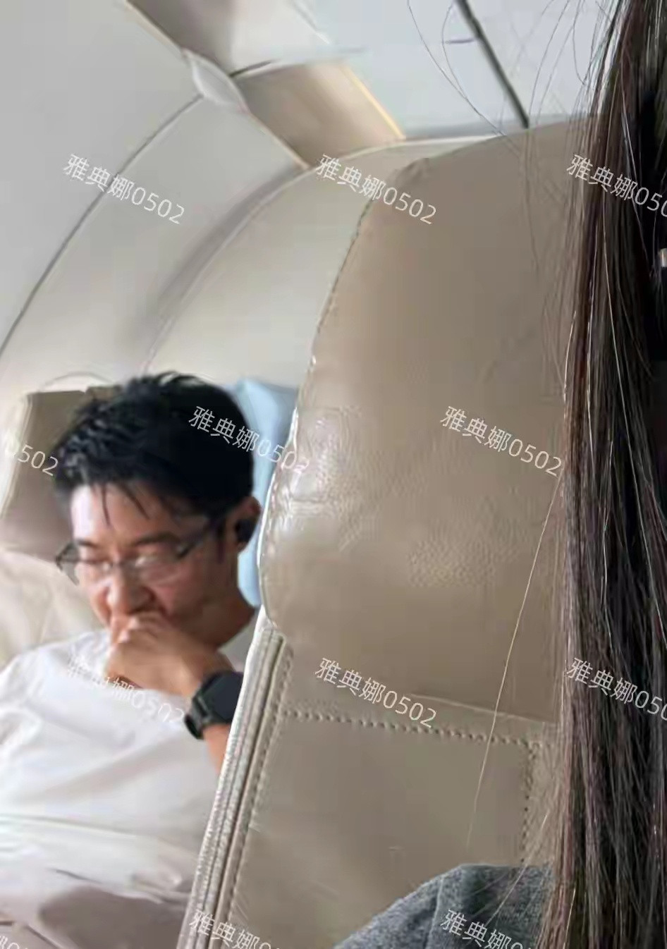 商务舱偶遇撒贝宁个矮瘦小的他背了个巨大的包，50岁了还活力满满​​​