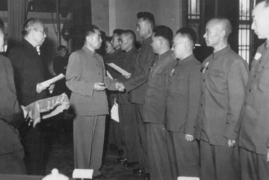 1955年，授衔仪式上，毛主席走到陈赓面前：“你陈赓当大将了，而陈赓笑着说：“