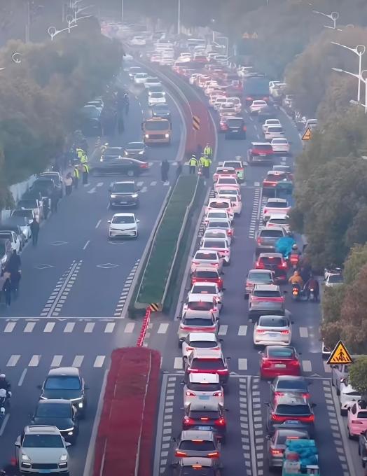 这回张雪峰错了。他说苏州不堵车，但就在今天，2026年3月28日，苏州堵车了。