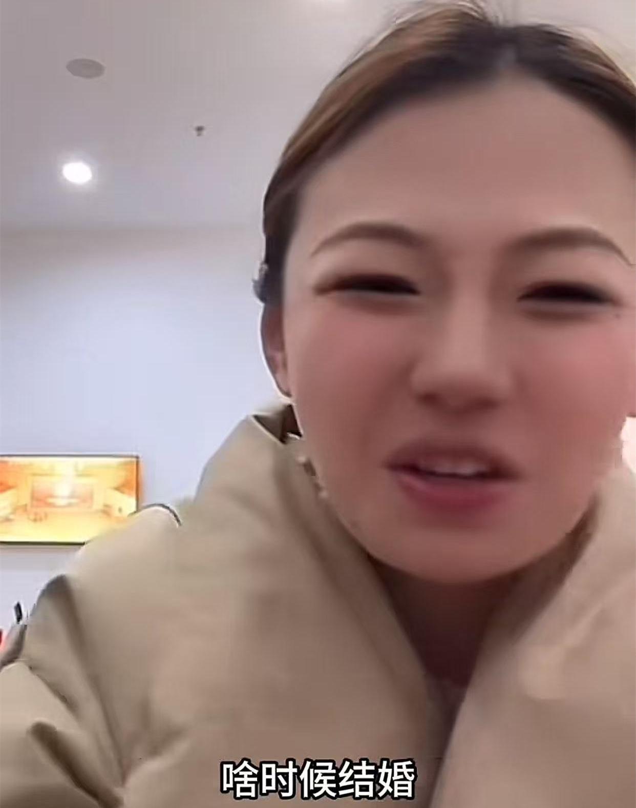 这不是相声，这是一场教科书级的“流量攻防战”。赵芸一被问结婚时那0.5秒的愣神