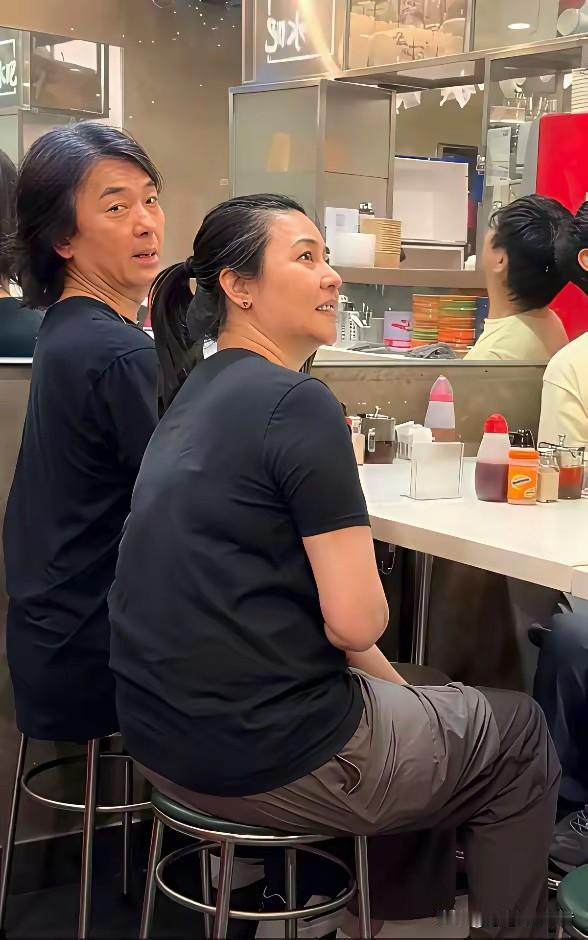 郑伊健真的爱蒙嘉慧，结婚13年，蒙嘉慧肉眼可见的胖了好多，也不打扮了，也不拍戏了