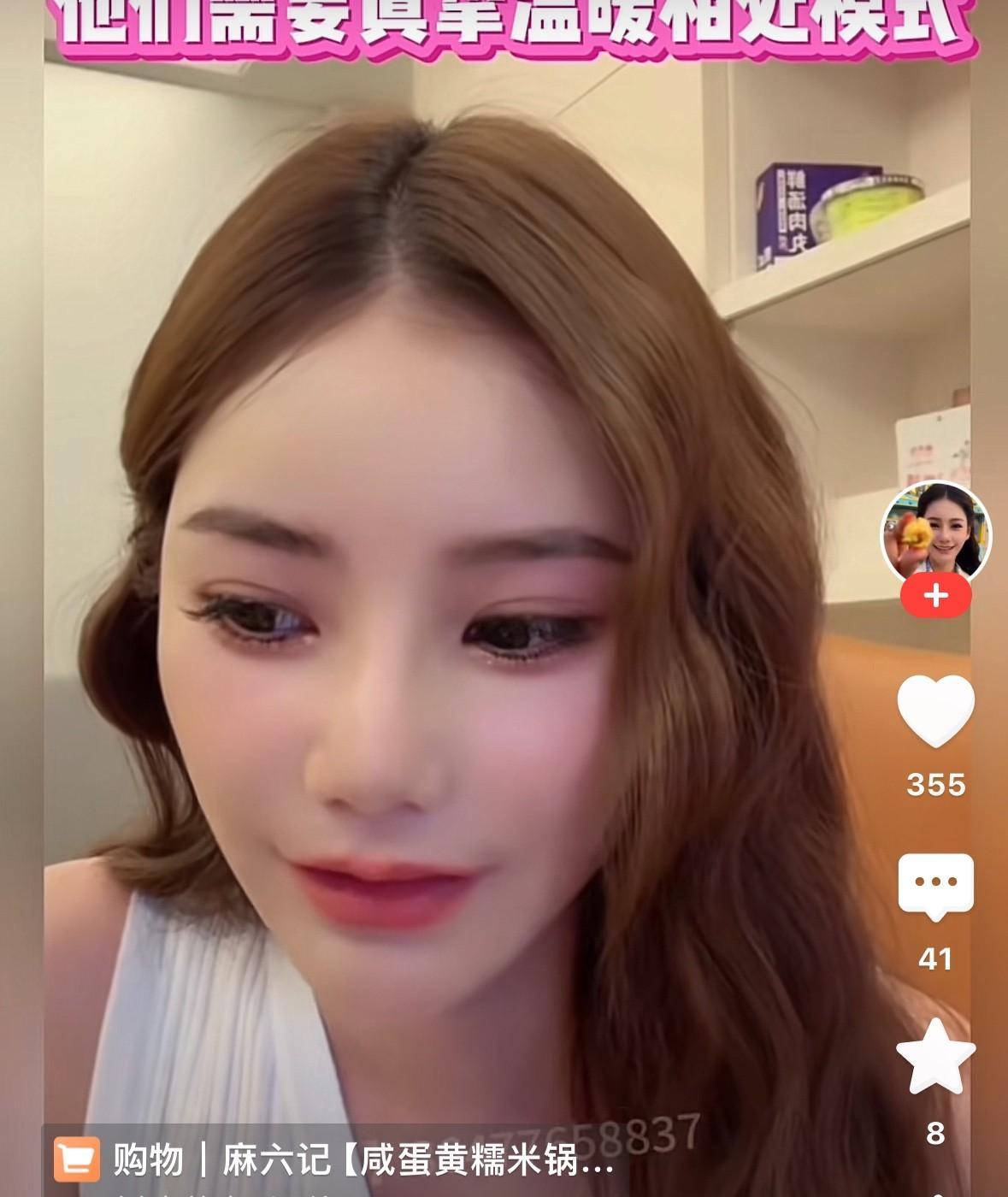 马筱梅直播期间，汪希玥，汪希霖，汪小菲在旁边笑声一片，家庭氛围温馨和谐，孩子心情