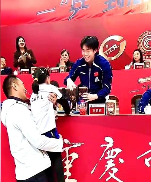 顶级的杀伐果断，破绽往往不到一米高。重庆八中球馆里，9岁的戴意霖举起一幅拼图