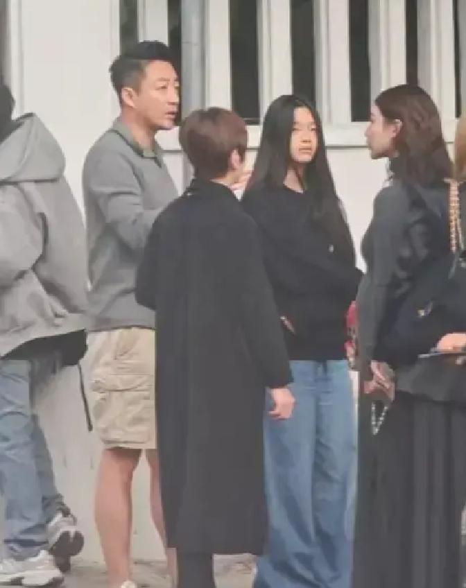 一个孩子的眼神，能否承受两次家庭巨变？在外界标签里，她是大S的女儿，出场自