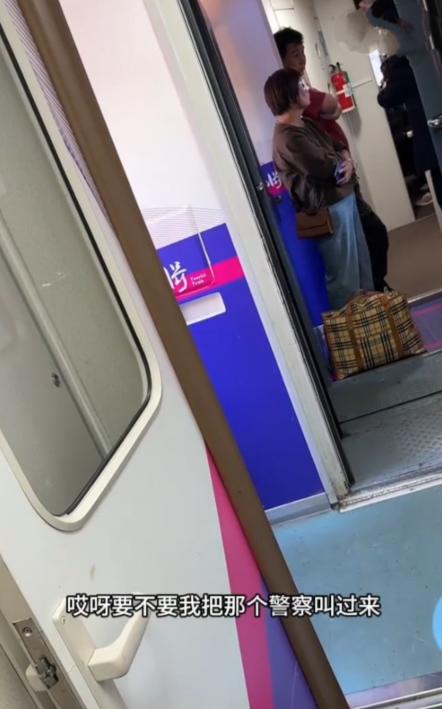 列车上，女子将行李包放在过道里，一名过往的乘客抬脚时不小心碰到了包。女子张口就